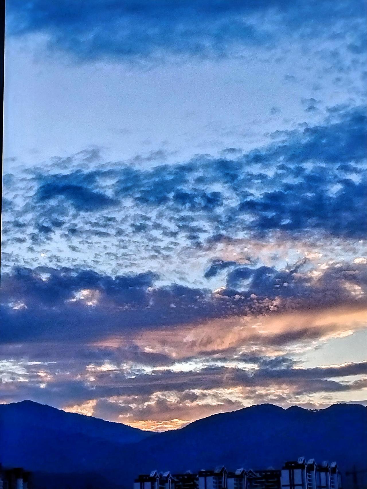 晒图笔记大赛 黄昏时分，云海翻涌，远山如黛，静谧而美丽。我站在山顶，被这绝美的景