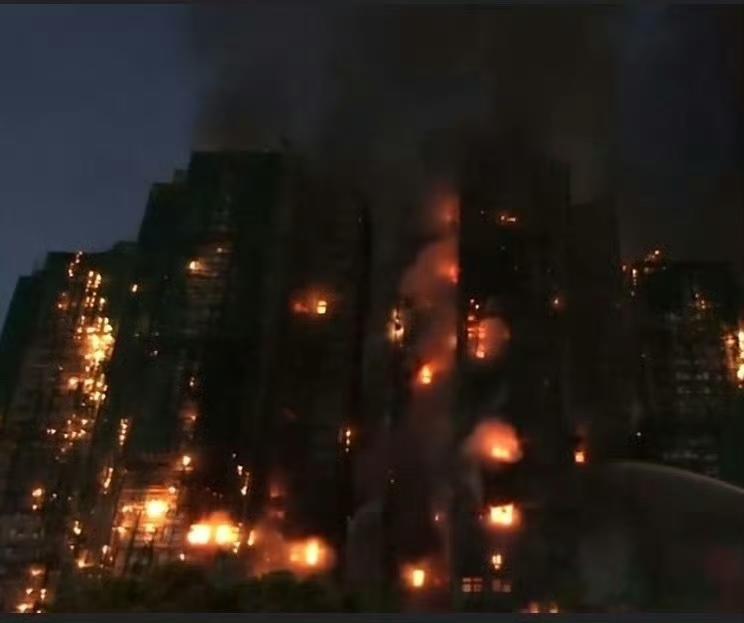 香港宏福苑火灾揪人心！94条生命离去，但这些温暖从未缺席
 
香港宏福苑这场大火