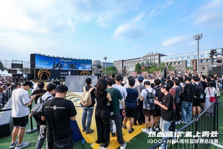iqooiQOOxNBA高校篮球赛 总决赛激战正酣！街球达人倾力加盟，精彩对决连