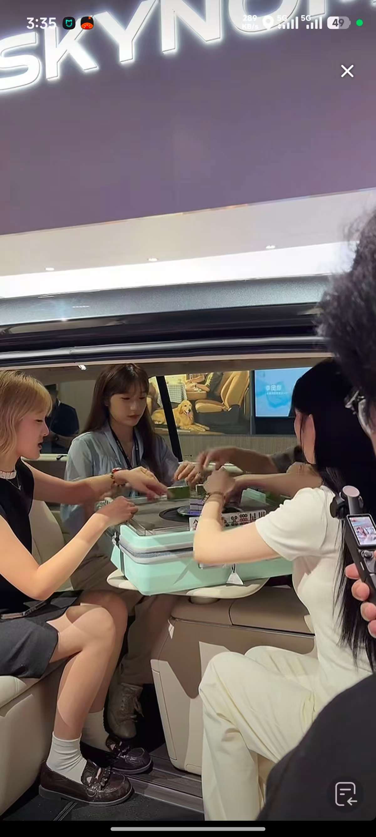 讲道理，澎程真可以做一个适配杯托的麻将机，然后连接220V插座或者点烟器供电，甚