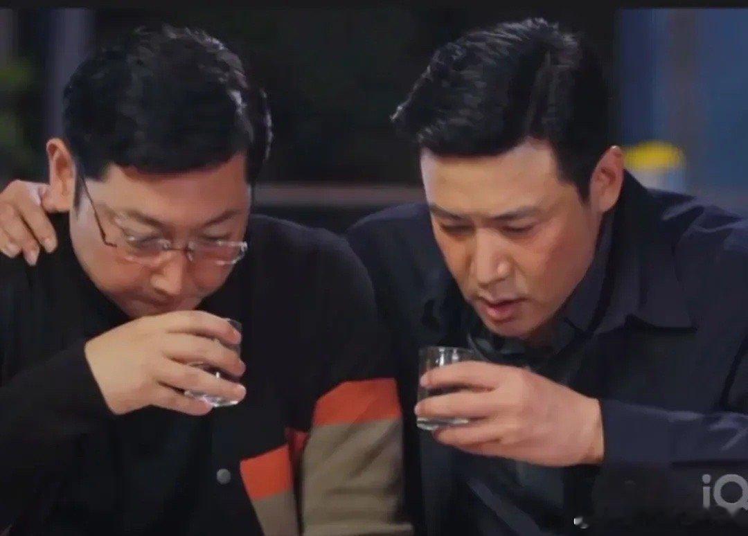 《人民警察》赵海洋跟方程终于说开了，和好了，能坐下来喝酒聊天了。原来赵海洋生气的