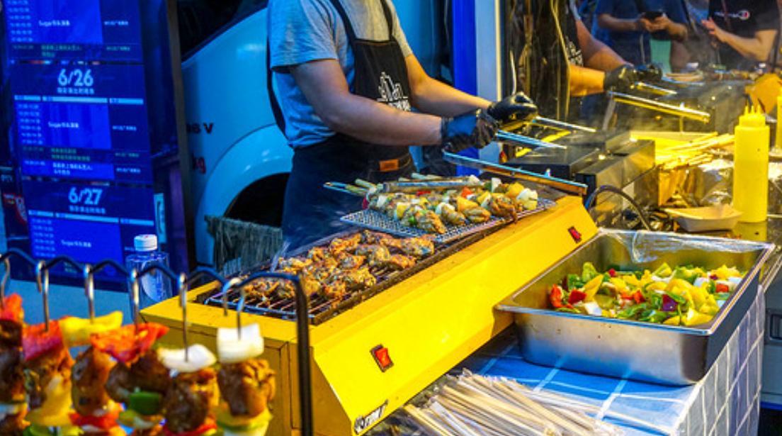 地摊经济在各大城市悄然复苏回暖，投入低门槛小成本的街边小生意为何重新迎来发展春天