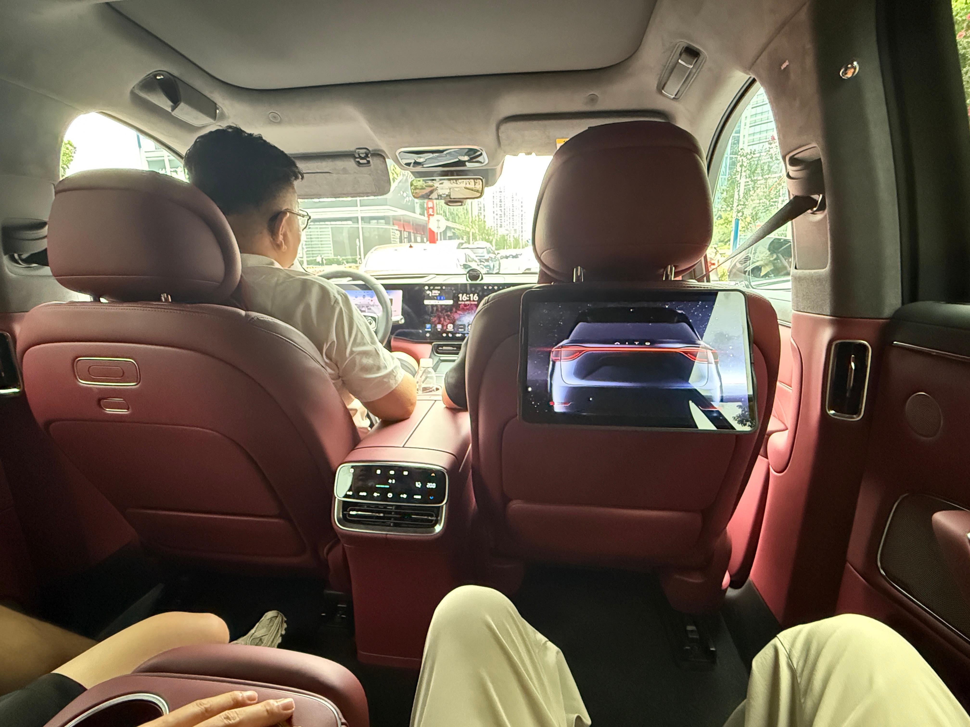 问界m8大v聊车 M8这后排确实坐着可以哦👍 ​​​