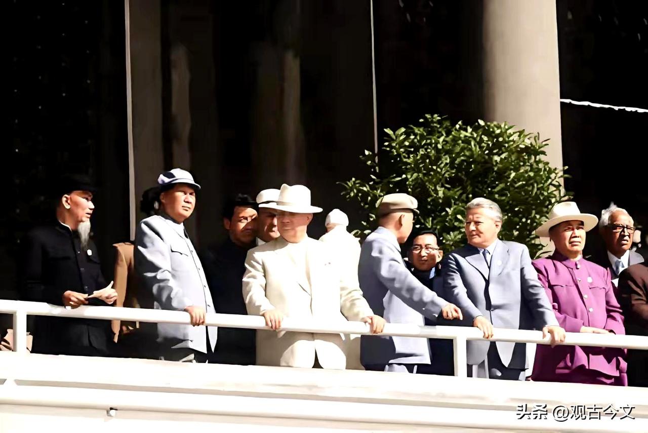 1959年10月1日，毛泽东主席、刘少奇、朱德等党和国家领导人在天安门城楼与赫鲁