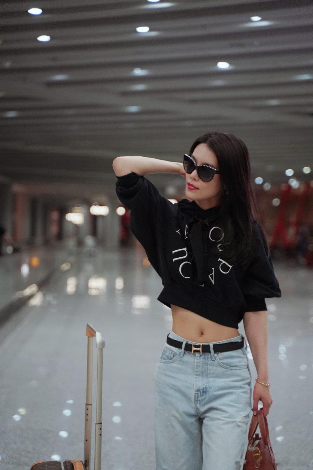 #韩丹桐[超话]##韩丹桐机场露腰装# #韩丹桐出发戛纳电影节#韩丹桐北京飞戛纳