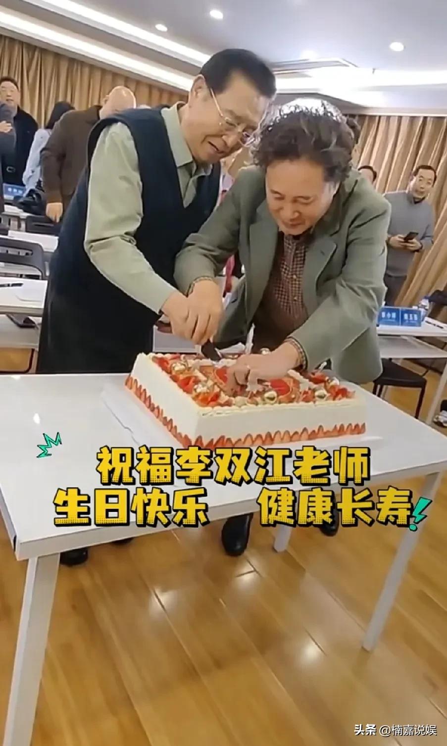 著名的男高音歌唱家李双江，87岁生日，他的学生和圈子里的好友现身为他庆祝。
他穿