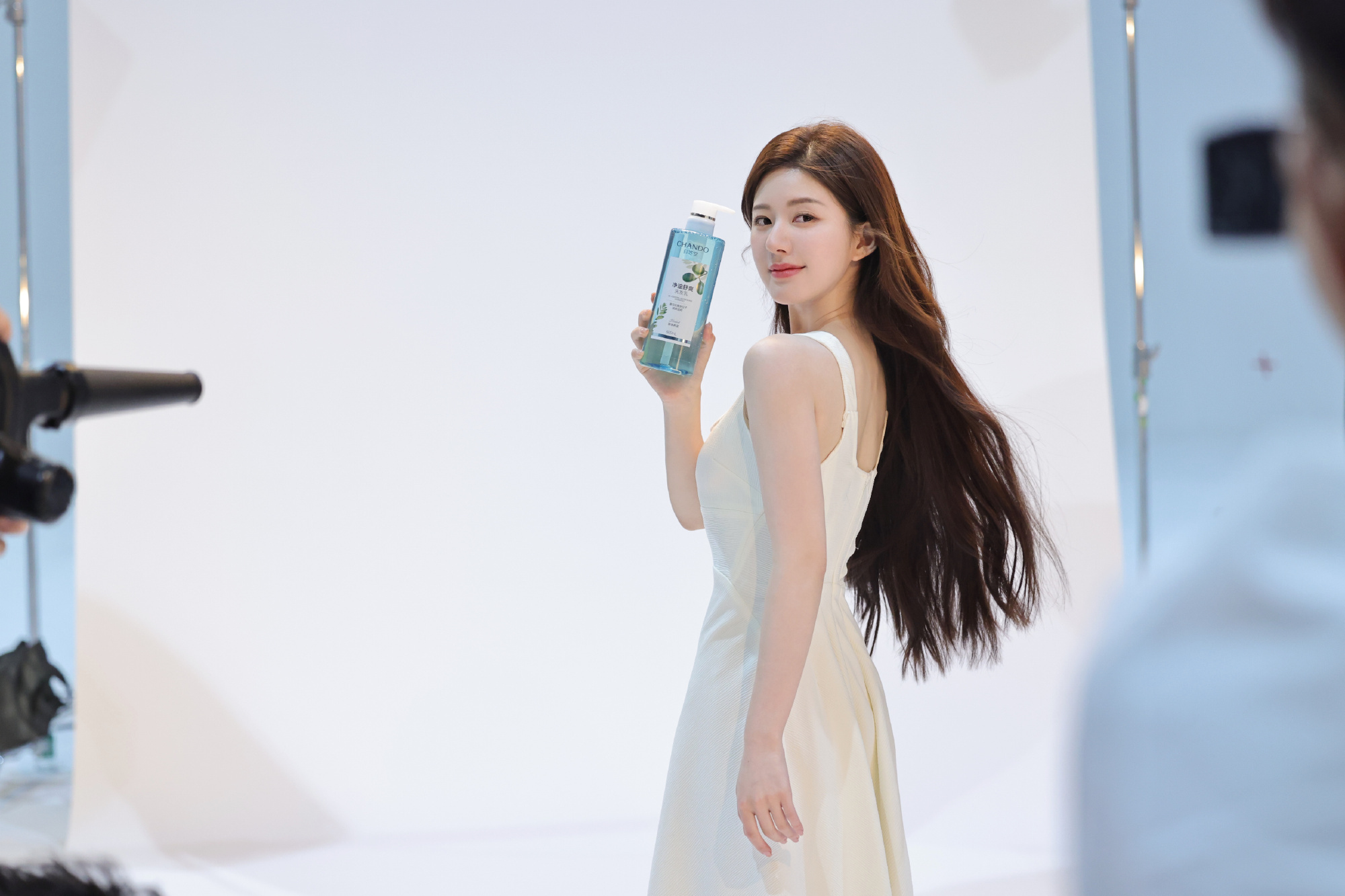 #赵露思纯白色连衣裙#赵露思工作室晒出了赵露思最新工作花絮图，赵露思身穿纯白色连