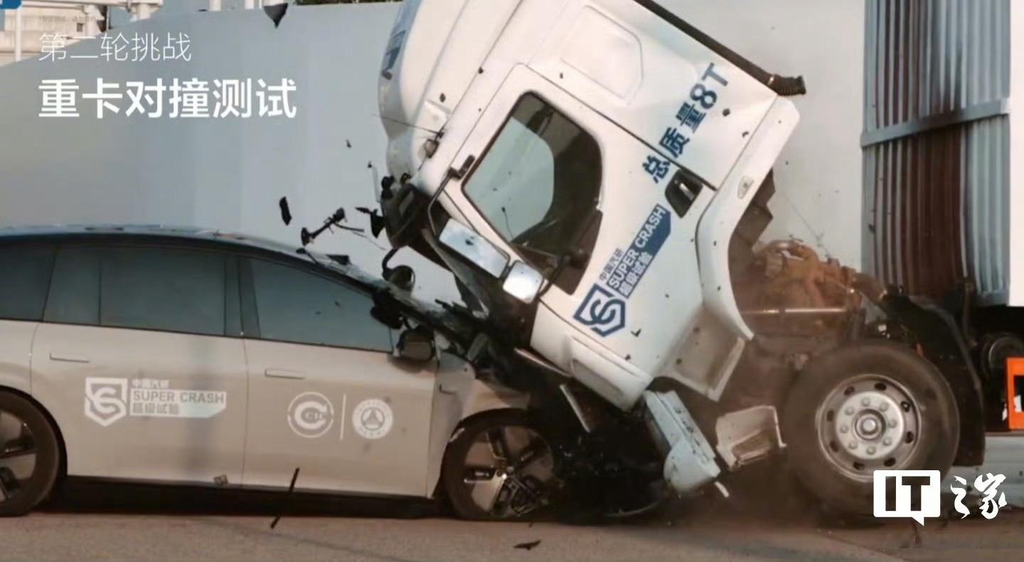 理想i8 乘龙卡车理想i8和乘龙卡车这一撞，直接给乘龙卡车的流量都带起来了[笑c