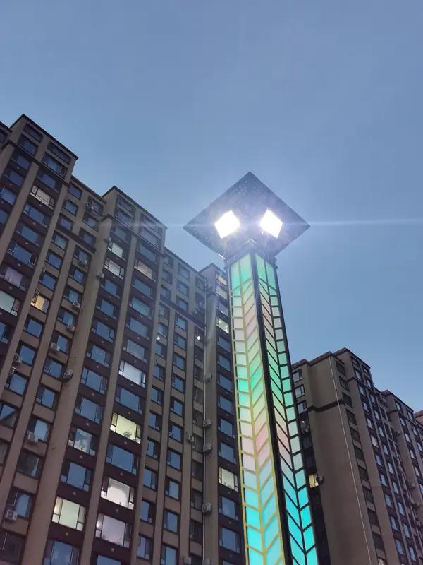 上联：夜色轻拥万家灯；念姐邀对阳光普照万物生。