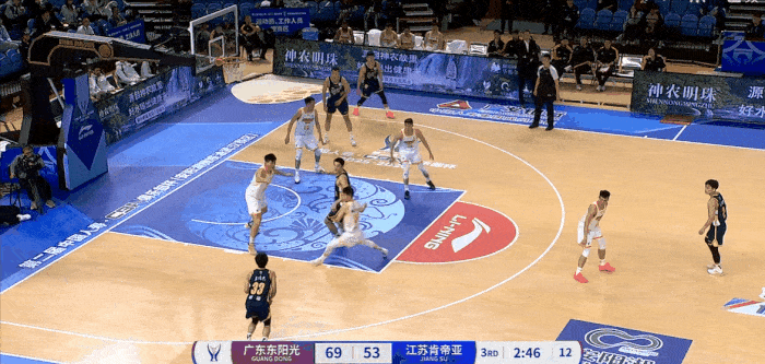 杨溢第三节三分命中，随后上篮打成二加一连拿6分。cba俱乐部杯