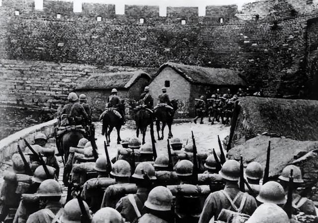 1949年，太原解放前，10个特务刚杀了一批地下党员，正在喝酒庆祝。可特务不知道