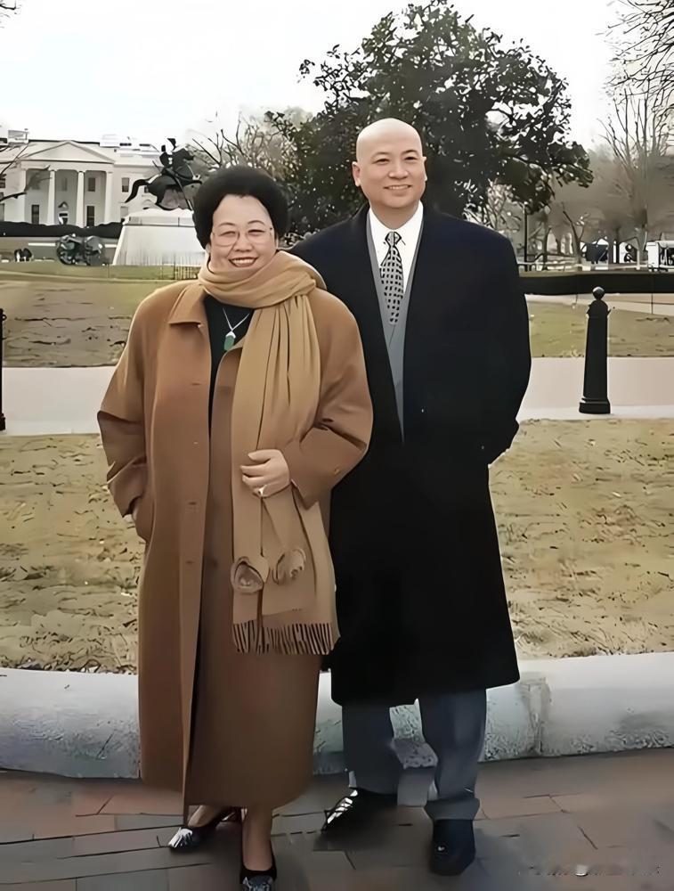 迟重瑞的“深情”，不过是一张贴在千亿版图上的完美标签。你没看错，这与爱无关，只关