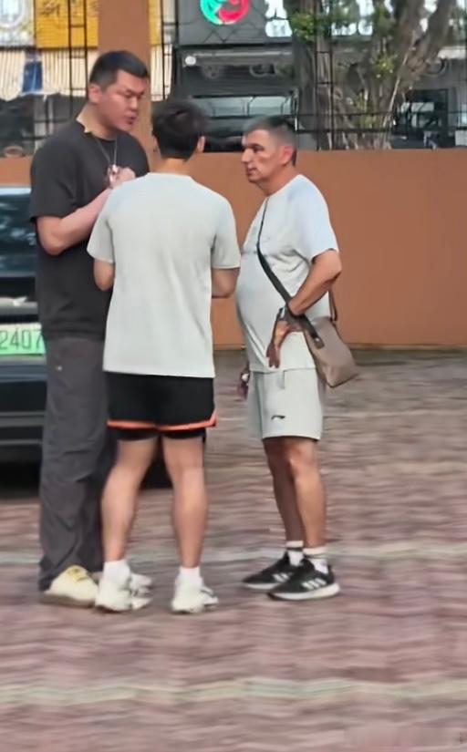 前广东总经理朱芳雨现身宏远基地，对接外教完成工作交接今天有网友拍到朱芳雨回到广东