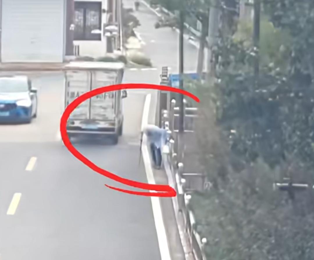 老人途中意外摔倒，众人接力暖心施救
 
在杭州萧山益农镇，上演了一场温暖的救援接