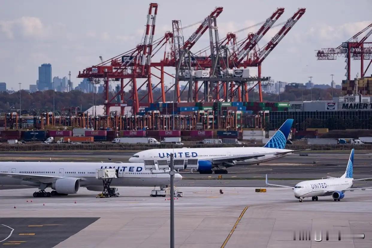 预算红灯致美40机场大减航，航空公司被迫砍航班

芝加哥奥黑尔凌晨五点，塔台一小