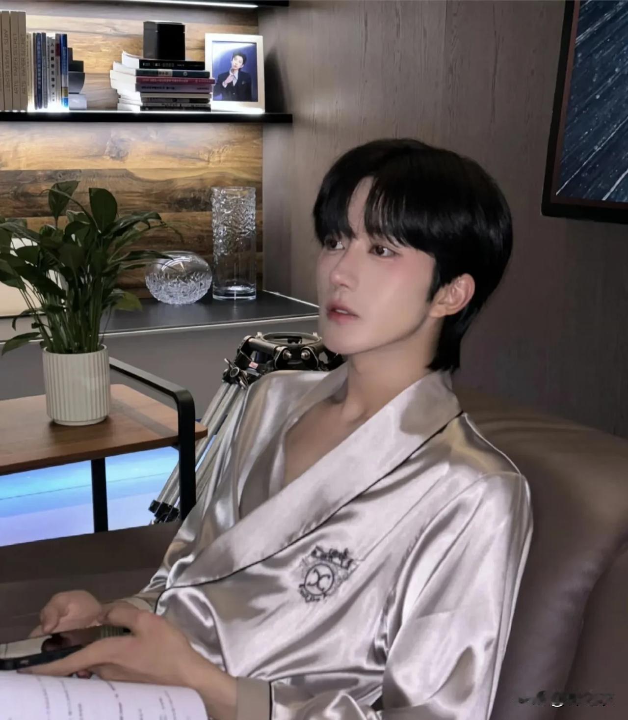 黄星的性格是I人，所以进入内娱做明星真的是难为他了吧，因为我考古他早期的时候。