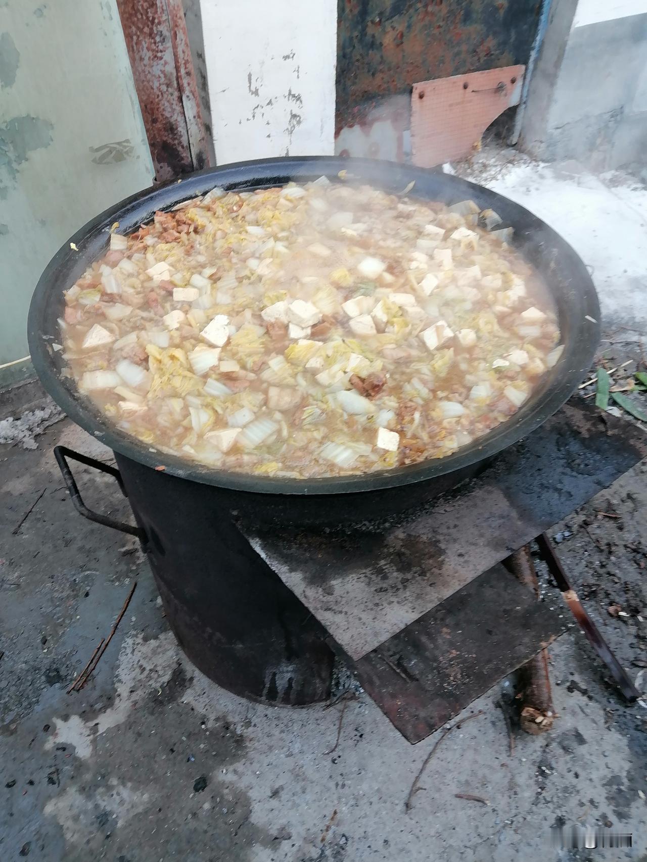 村里又要吃大锅菜了，心中一阵惊怵，不知又是谁去世了，今年可也怪了，至今已经去世三