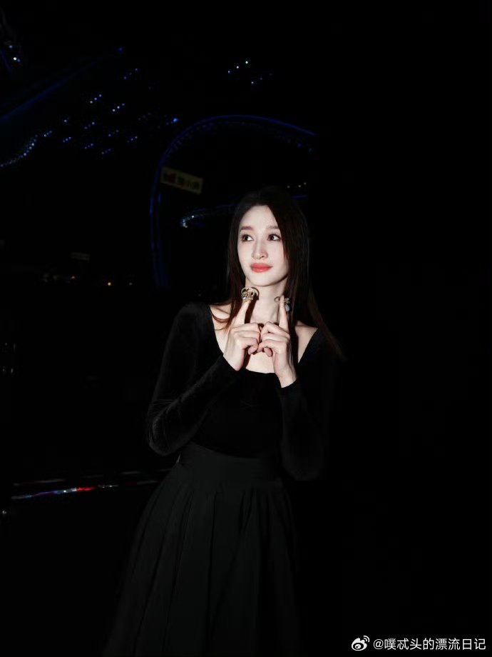 李小冉驯服美瞳太难了 乘风2026 想要取下美瞳格外费劲，眼睛紧紧闭合不敢睁开，