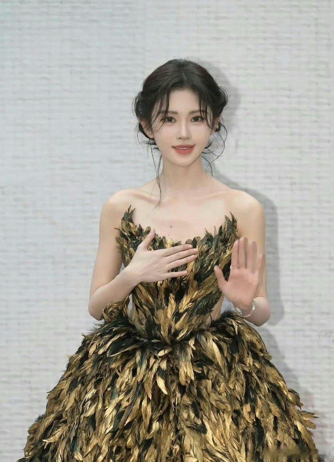 网友p的鞠婧祎无刘海照，差距也太大了 ​​​