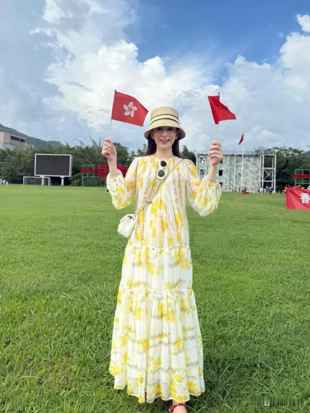 三胎后的方媛首次现身，带着爸爸妈妈和两个女儿，去驻港部队军营参观，为孩子的成长留