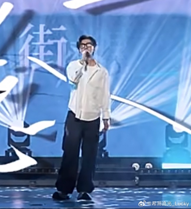 这是彩排吗还是啥戴墨镜唱歌啥意思这黑眼圈和眼袋？ 