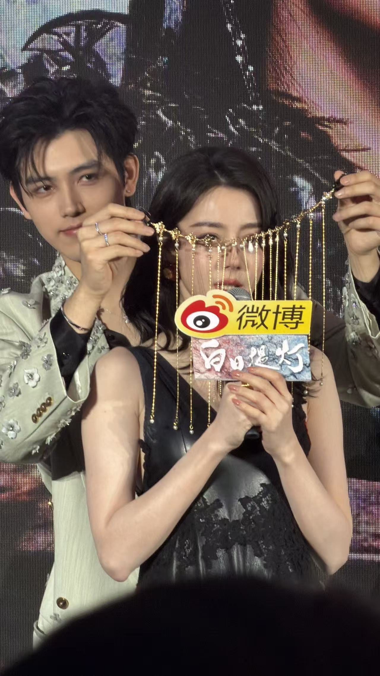 陈飞宇帮迪丽热巴戴脸链陈飞宇帮热巴戴脸链，我隔着屏幕都屏住呼吸了！热巴这眼神，绝