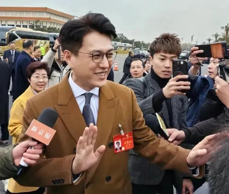 不得不说，他还真像是一副当领导的做派啊！

是不是有点入戏太深，有时候已经分不出
