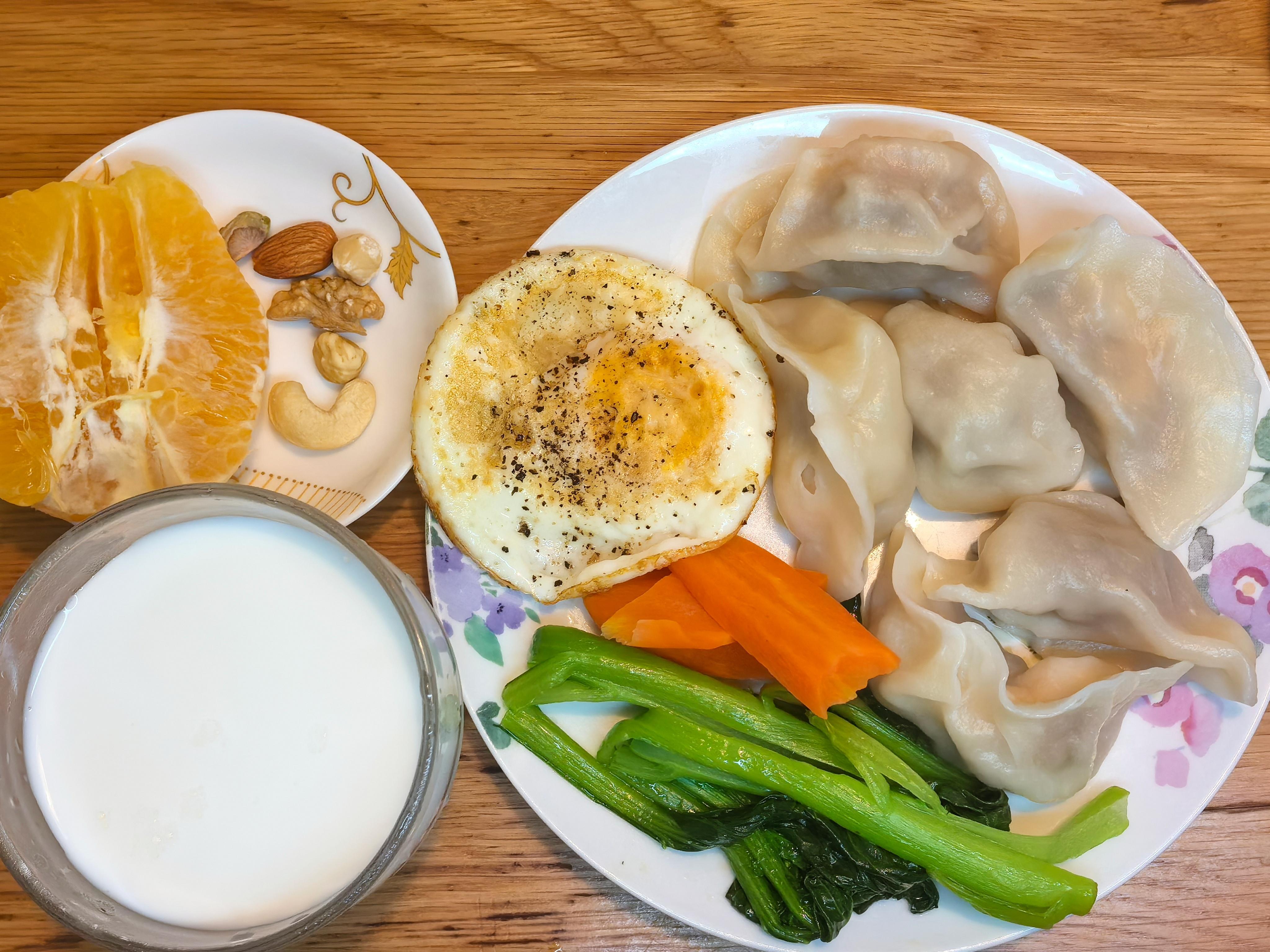 波妞的早餐  周末愉快！大冷天的吃个饺子吧。刚买的牛肉刚买的虾。🥢牛肉鲜虾馅饺