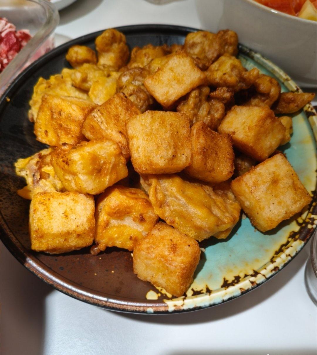 今天格外安静，好好睡了一觉，醒来时恍惚间分不清是梦境还是现实。自从妈妈离开后，慢