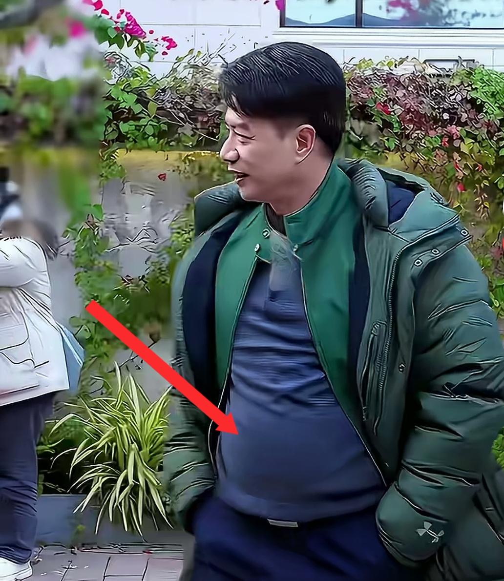段奕宏这小肚腩隆起的太大了！一向以性感硬汉形象著称的段奕宏居然也发福了，这大肚腩