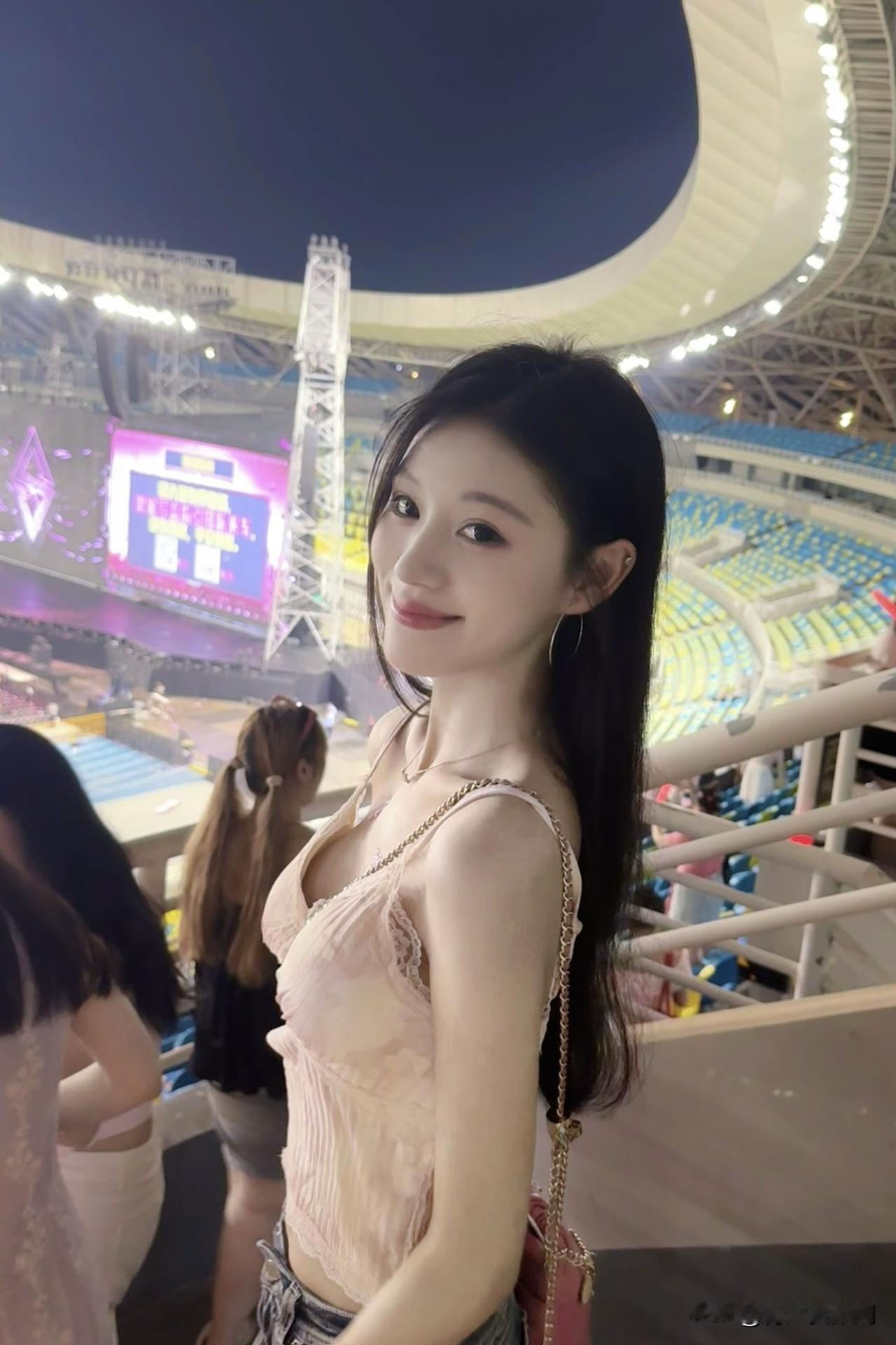 夜晚的音乐节宛如梦幻的缔造者，舞台灯光下的甜美少女们，无疑是最璀璨的焦点。恰似朴