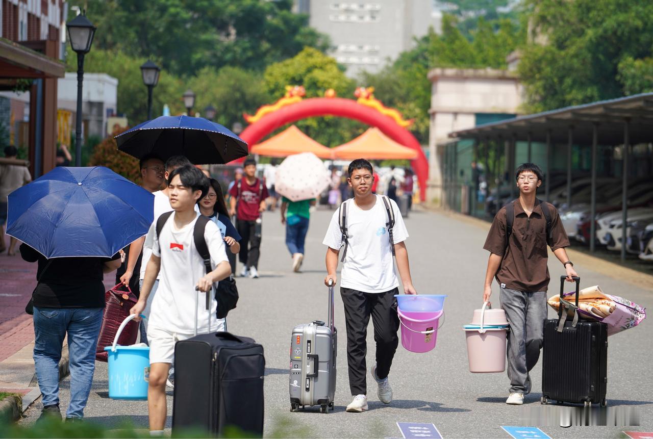 从“有书可读”的温馨起点，跨越至“精读好书”的璀璨殿堂，清远教育的画卷在悠悠36