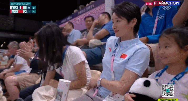 中午午休看#中国女排vs法国女排# 的比赛，原来跆拳道冠军吴静钰也在现场啊！#中