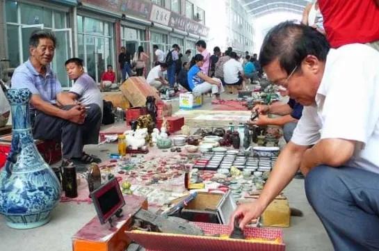 逛地摊十戒
王铎
一戒买死人衣帽。
死人衣服，病毒很多。属大凶，不吉。
二戒买旧