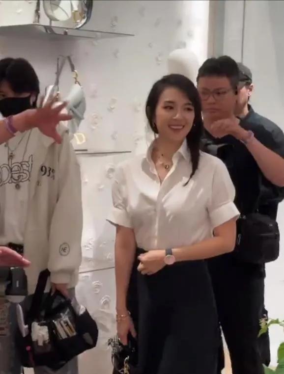 章子怡离婚后的亮相，她身着白色T恤，搭配长款伞裙，不仅妆容精致，而且散发着蓬勃朝