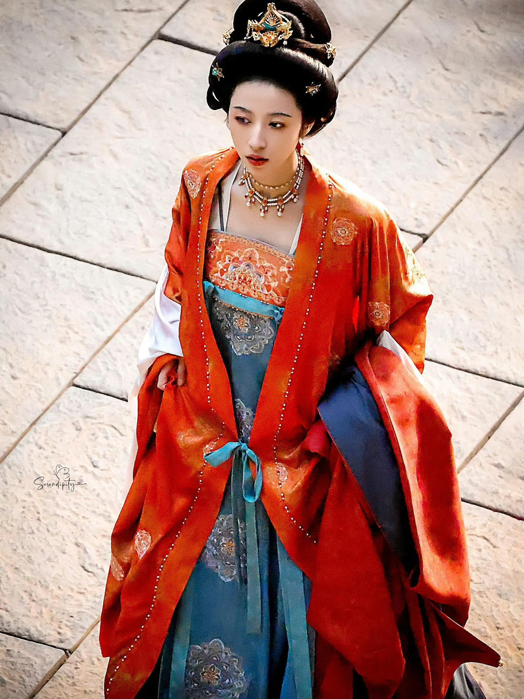 还得是老祖宗留下的东西呀，唐装也太大气了吧！！！周雨彤太平年路透，真真唐风美人！