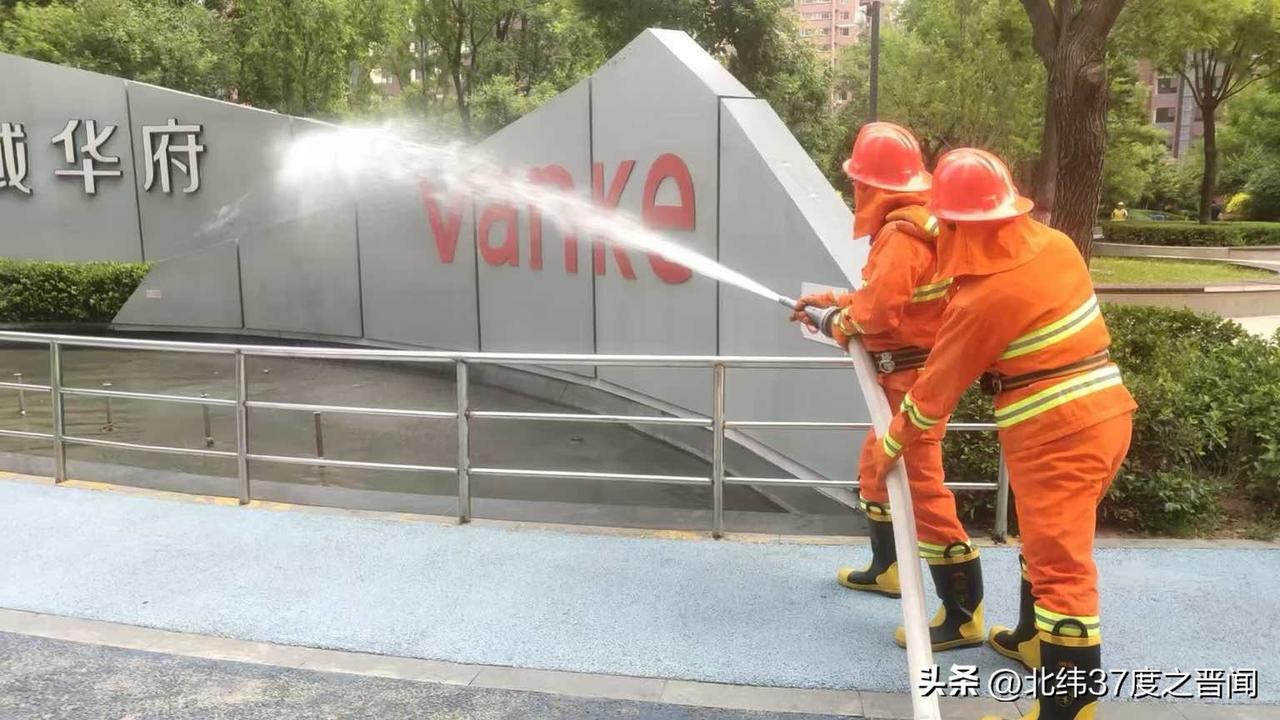 以练筑防！万柏林区百合社区开展防汛消防联合应急演练
 
为切实筑牢辖区安全防线，