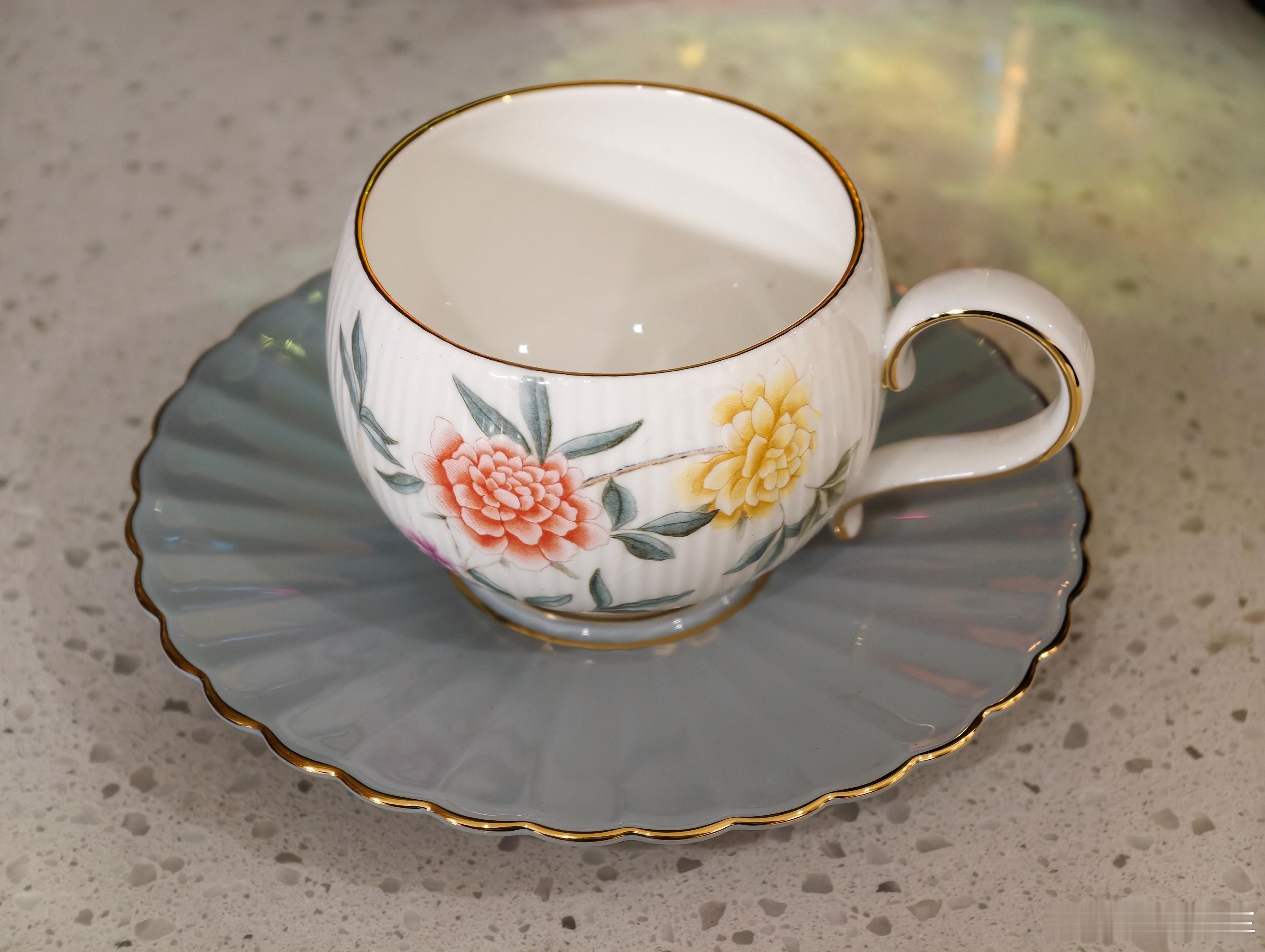 新年未到先收礼啦，享界车主的新年礼盒～送了精致的杯子和咖啡，特别喜欢这个杯子，太