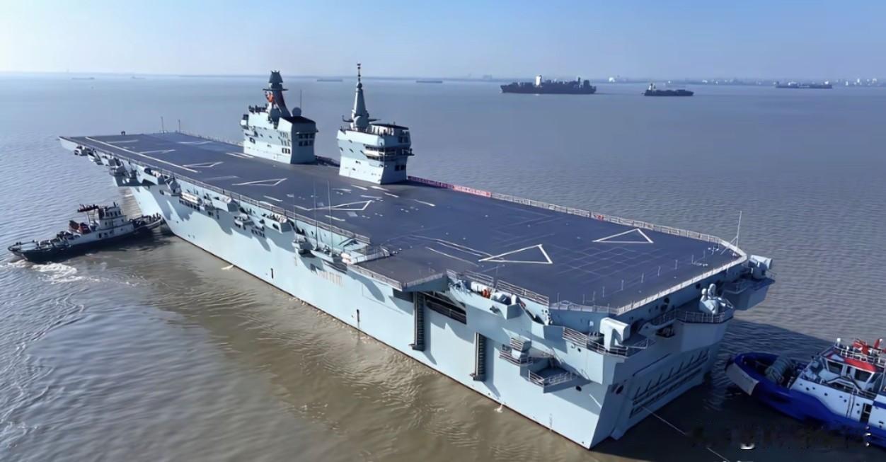 中国新下水的076两栖攻击舰“四川舰”，堪称海上“超级多面手”。它不仅有4万多吨