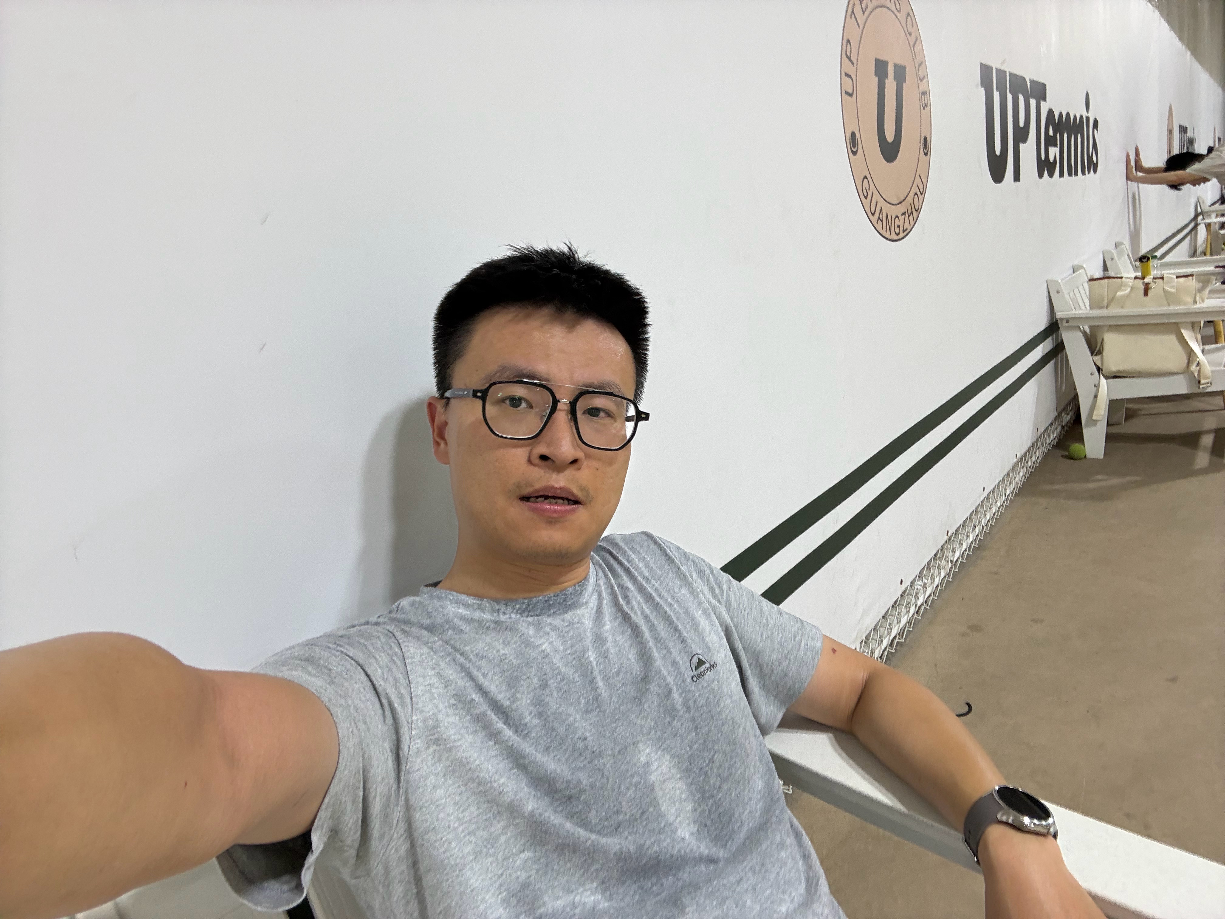 工作告一段落，晚上在一个不错的场地整了一小时网球发球机，开心～明天给大家剪个 v