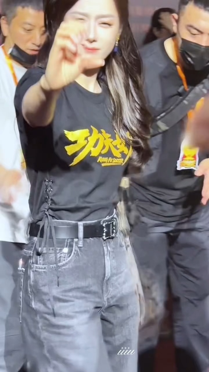 来自迪迪巴巴的饭撒~迪丽热巴偷偷去影院看观众反应