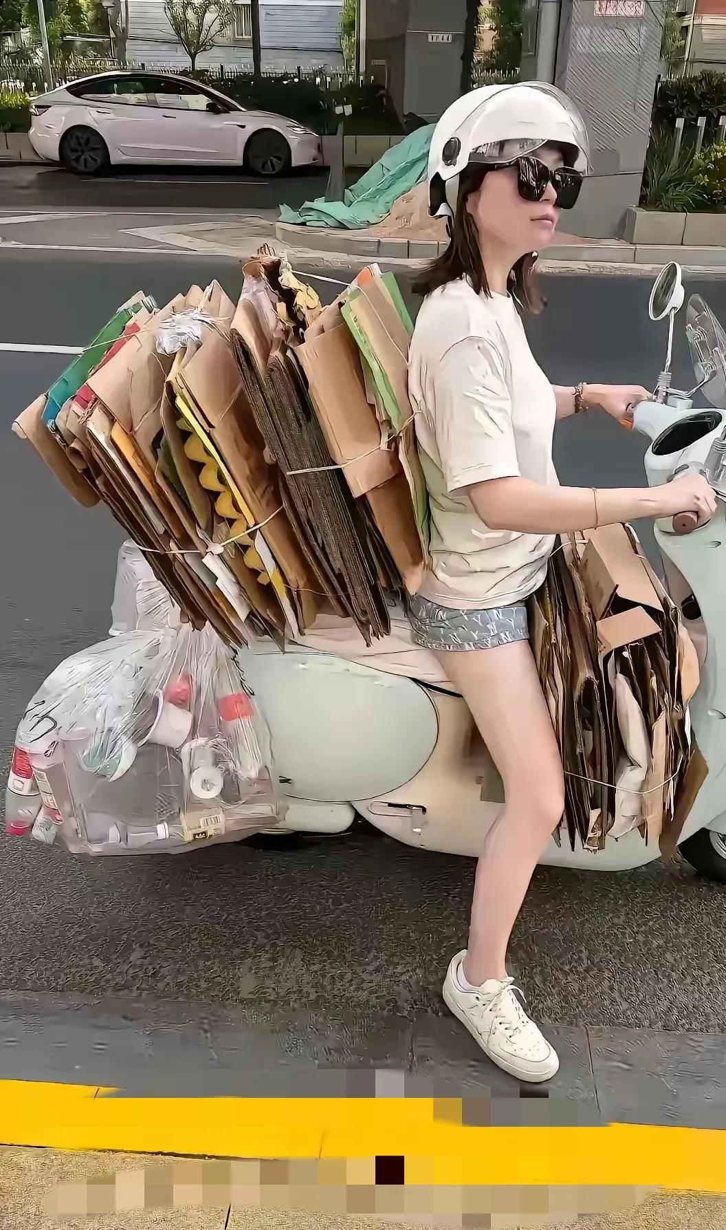 大事看格局，小事看人品！
拎着废纸箱出门不丢人，
这才是年轻人该有的“生活清醒”