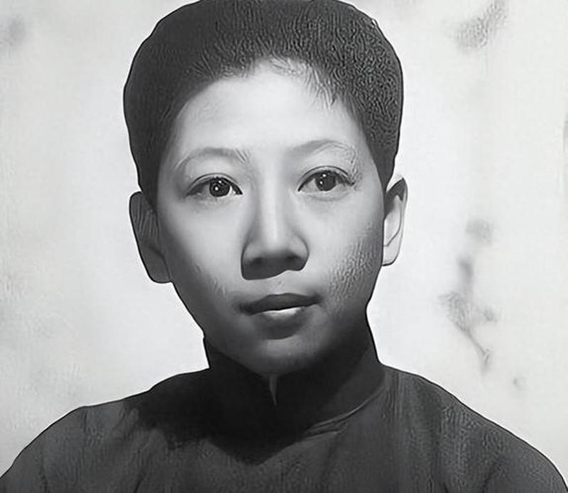 孔令伟死后，姐姐孔令仪为她换上了旗袍。

这是她活着七十五年里，唯一一次穿裙子。