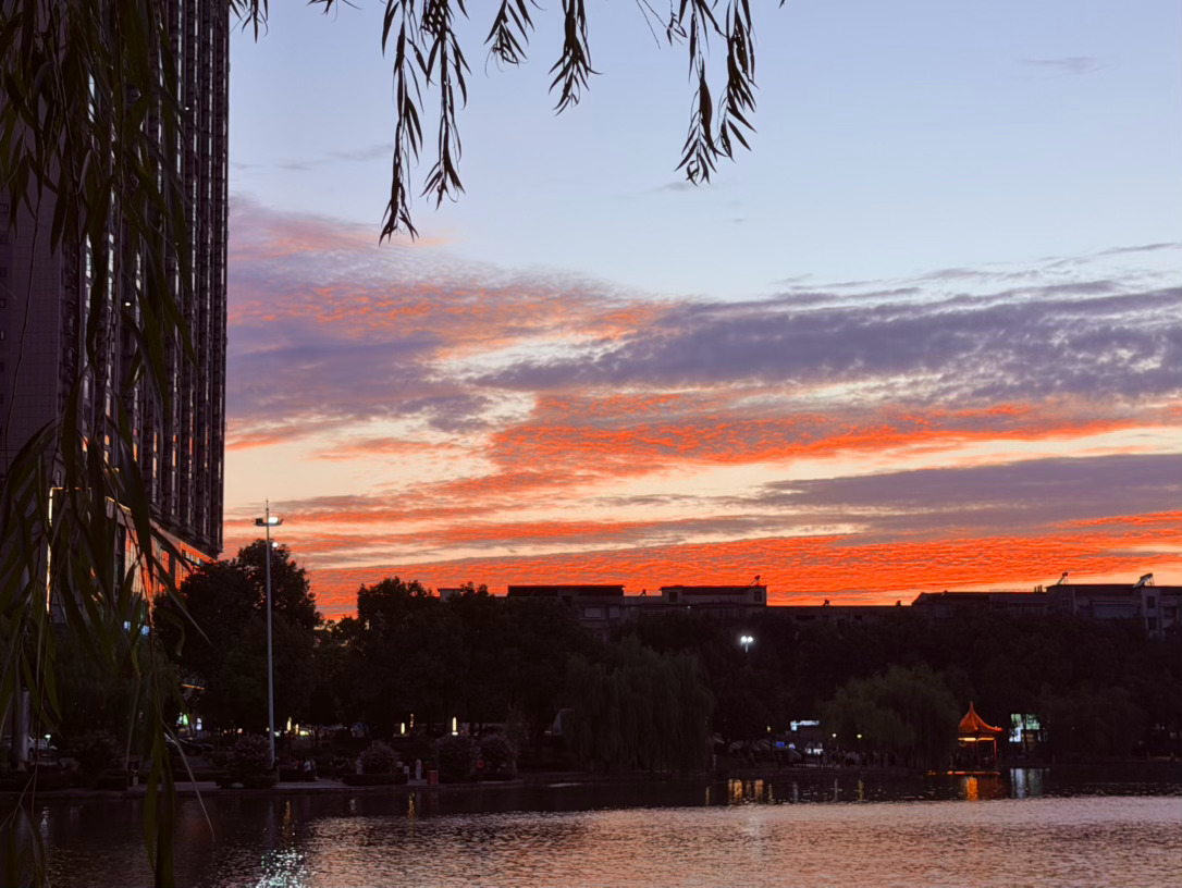 生活手记记录真实生活摄影摄影摄影 湖畔暮霞，人间温柔暮色缓缓漫过湖面，白日的燥热