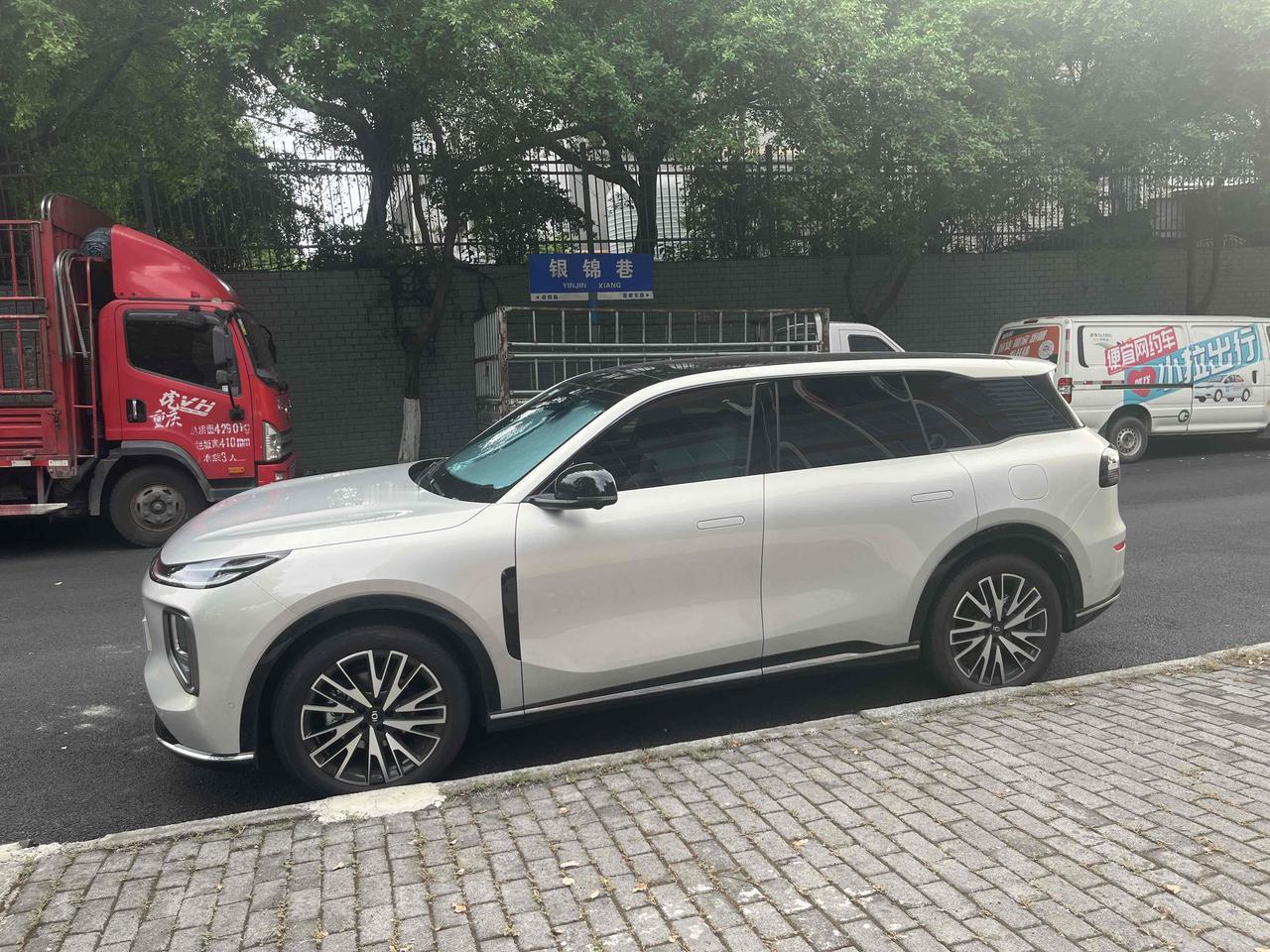 今天下班路上，解锁两种颜色的启源Q07，银灰色和黑色，整体看起来确实大气。

1