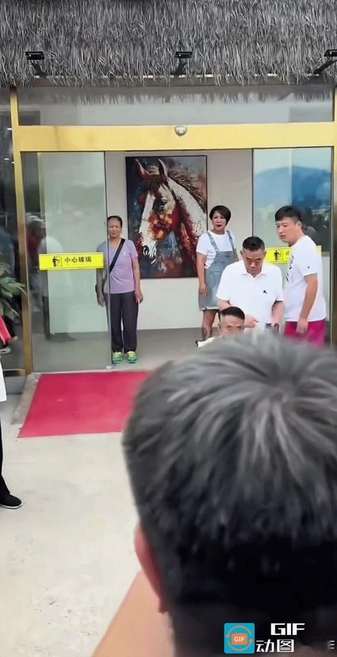 10秒钟，杨少华保姆的三个动作……她先是跨步侧身张望室内，然后迈步走了两步，越过