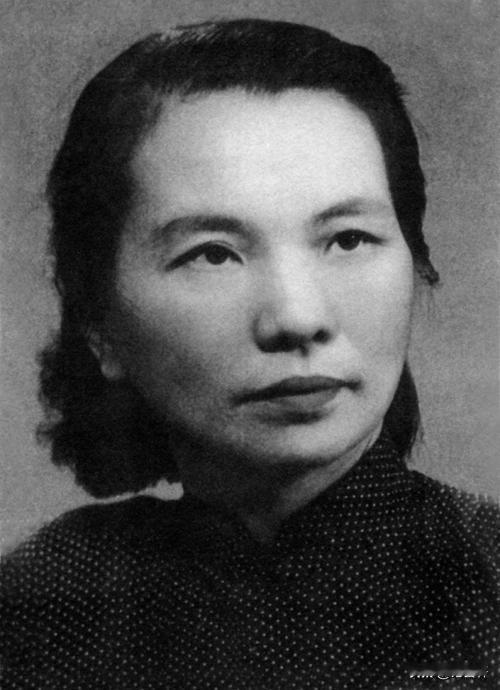1950年，朱枫被抓入狱为了严守秘密，她从皮衣的夹缝中剥出了金链金镯，用牙咬，用