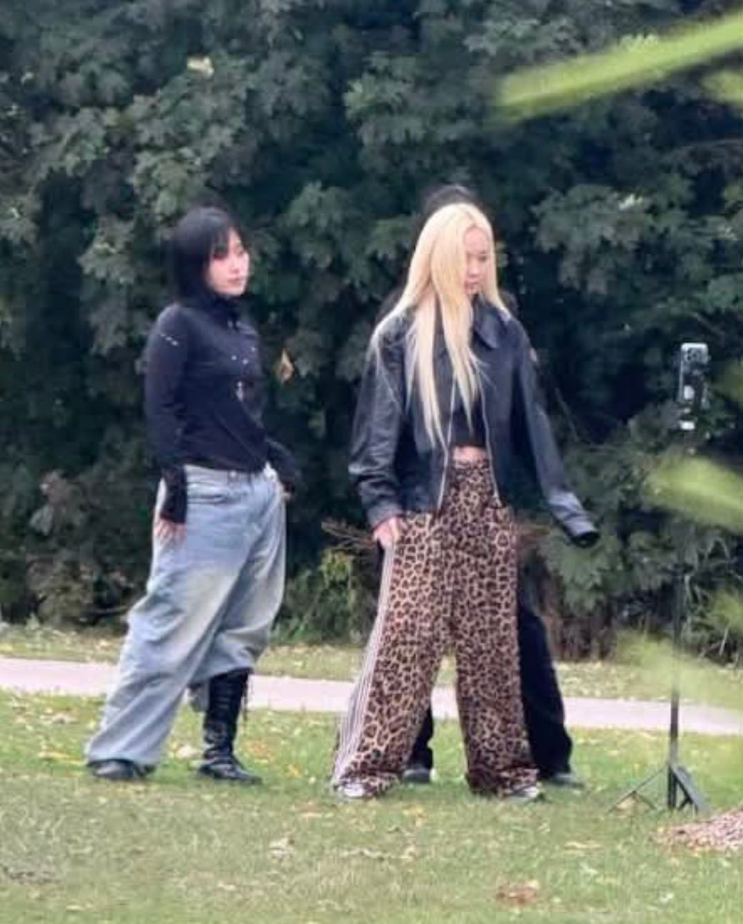 旼炡被偶遇在公园拍视频🤩熟悉的豹纹裤🐆 ​​​