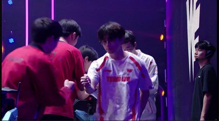 打不过其他队还打不过你？😂WE在登峰组的两胜均为击败FPXLPL第三赛段登峰组