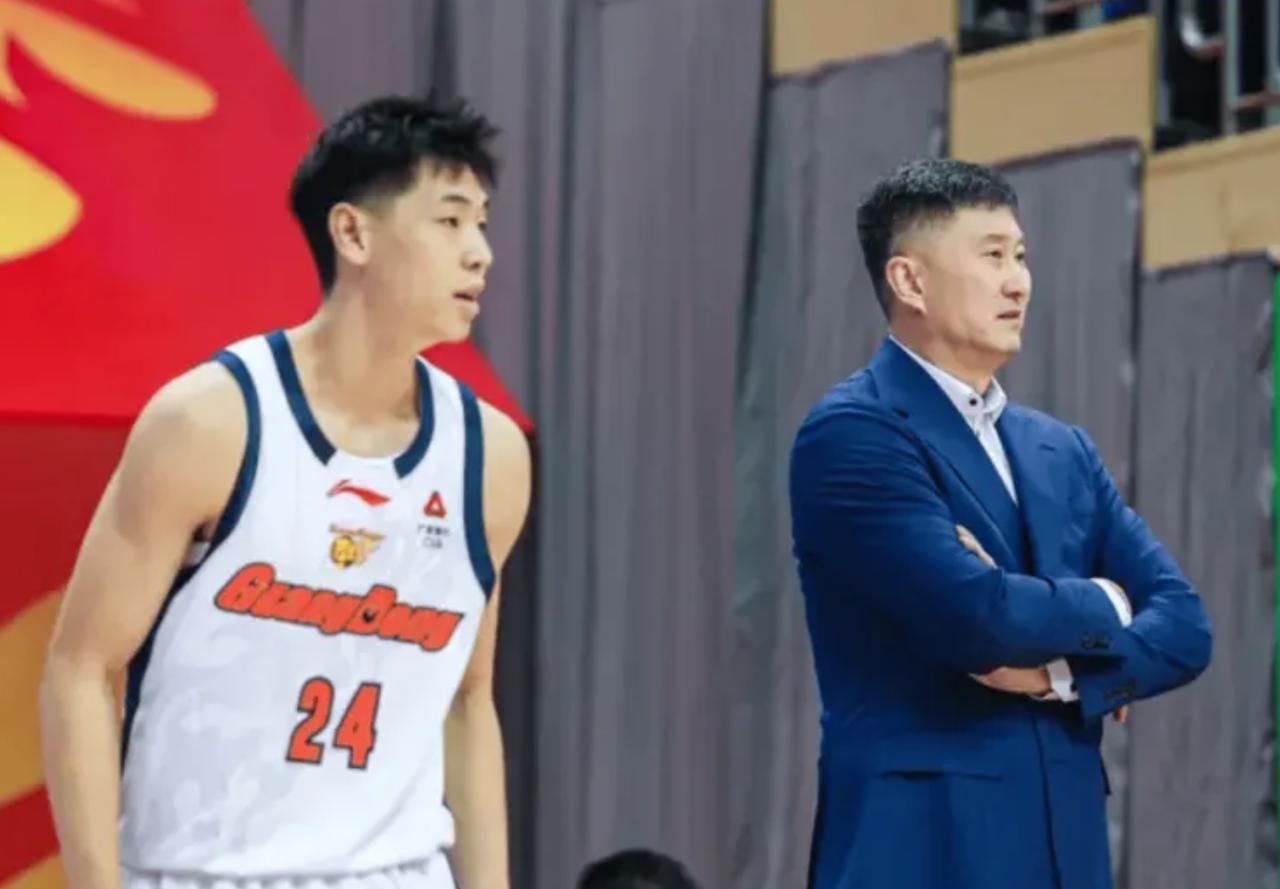 杜锋闭口不谈！
今天早上，广东男篮一行人现身上海体育馆，开启了今晚客场对阵上海男